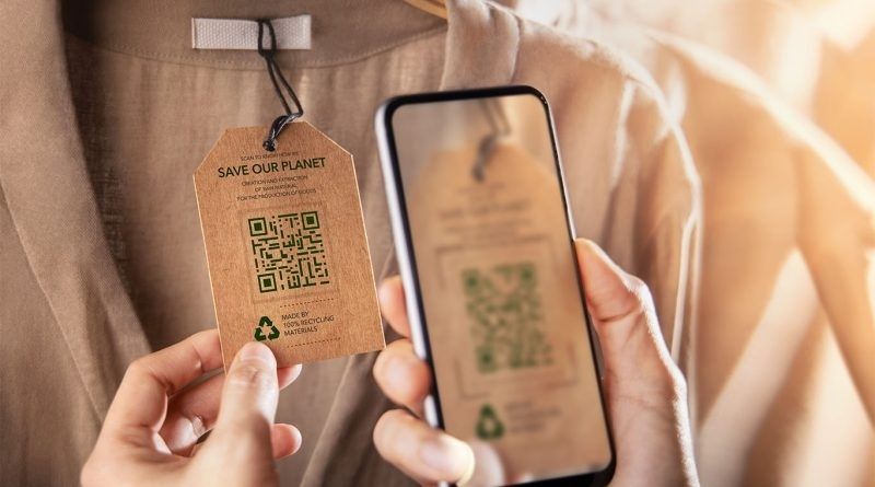 QR-Code auf einem nachhaltigen Kleidungs-Etikett wird mit dem Smartphone gescannt