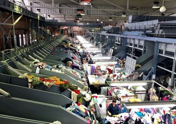 Sortieranlage mit Förderbändern und großen Mengen gemischter Textilien