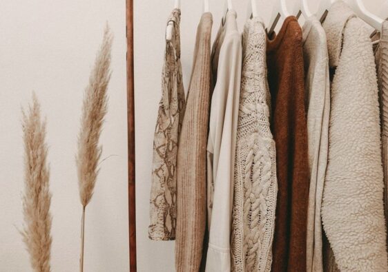 Minimalistische Garderobe mit zeitlosen Strickpullovern in Naturtönen