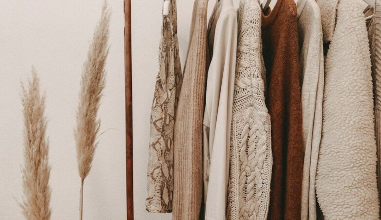 Minimalistische Garderobe mit zeitlosen Strickpullovern in Naturtönen