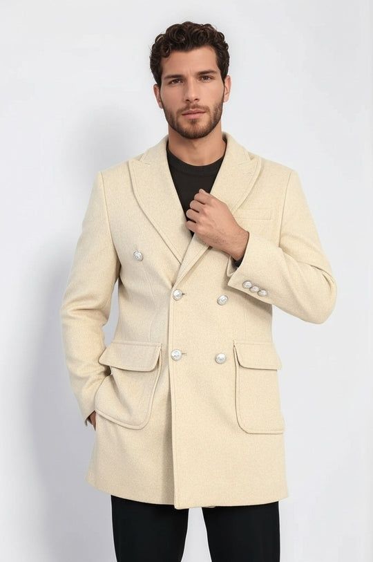 Mann präsentiert einen cremefarbenen, strukturierten Wollmantel mit Taschen